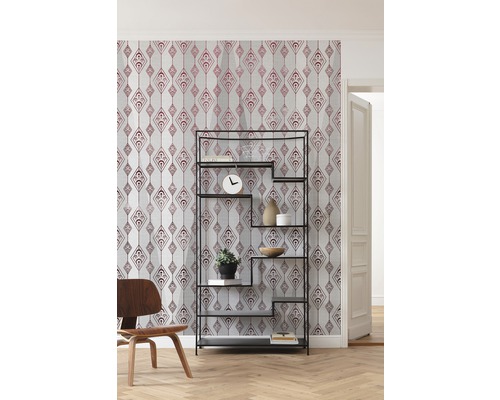 Vue d''une pièce avec papier peint à motifs, étagère et chaise