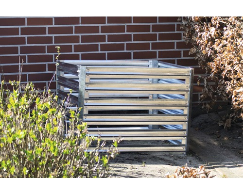 Composteur en métal dans le jardin