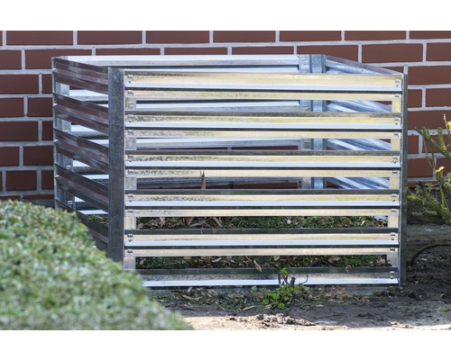 Composteur à lattes métalliques dans le jardin