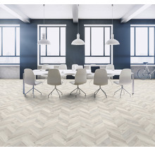 Salle de réunion moderne avec parquet, table de conférence et chaises.