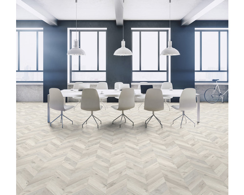 Salle de réunion moderne avec parquet, table de conférence et chaises.