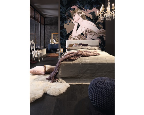 Chambre à coucher avec lit double, tapis et papier peint à motifs