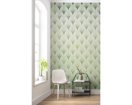 Wohnraum mit grünem Fächer-Tapetenmuster, Stuhl und Beistelltisch.