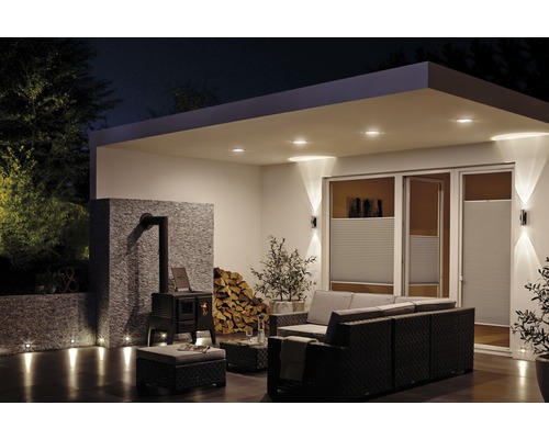 Beleuchtete Terrasse mit Sitzgruppe, Holzofen und Aussenbeleuchtung