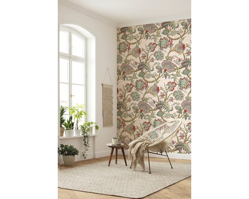 Salon avec papier peint à motifs, fauteuil et tapis