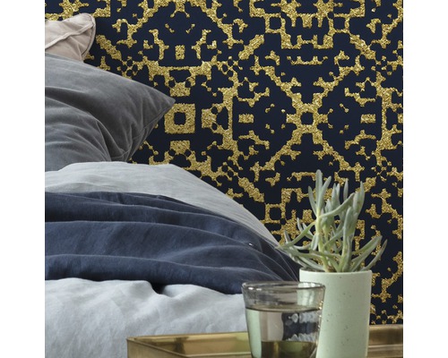 Chambre à coucher avec lit et papier peint bleu foncé à motifs