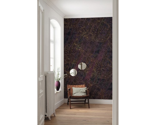 Raum mit gemusterter Tapete, Sessel und Spiegeln