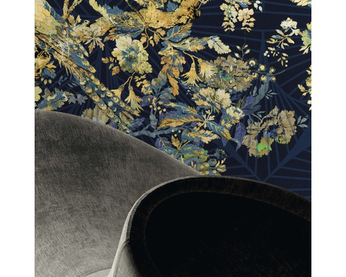 Vue détaillée d''une pièce avec du papier peint à motifs floraux et une partie d''un fauteuil.