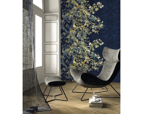 Salon avec fauteuil, tabouret et revêtement mural à motifs floraux et motifs d''oiseaux.