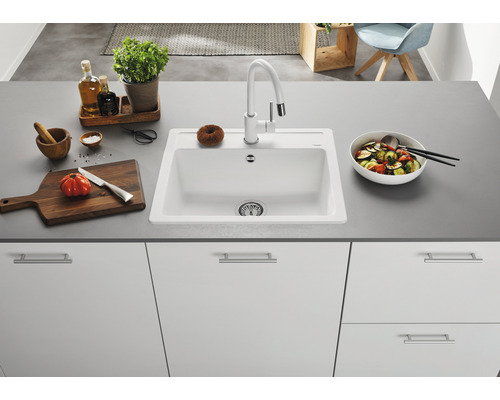 Évier de cuisine avec robinet dans une cuisine moderne