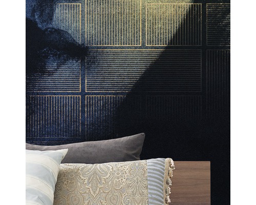 Gros plan d''un mur avec un papier peint intissé bleu foncé à motifs et des accents dorés au-dessus d''un lit