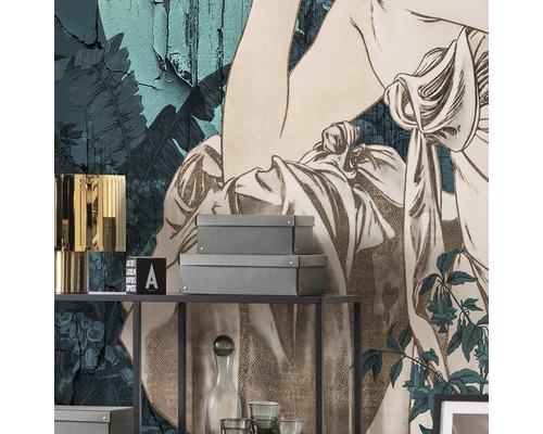 Dekoratives Wandbild mit Pflanzenmotiv und einer Frau auf einer Ablage mit Dekoration