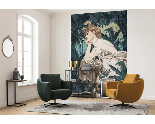 Wohnzimmer mit Fototapete, zwei Sesseln und Beistelltisch