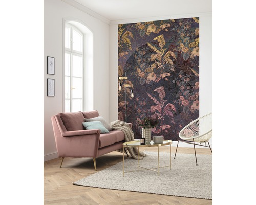 Wohnzimmer mit gemusterter Tapete, Sofa, Sessel und Teppich