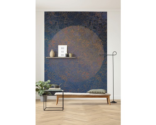 Raumgestaltung mit einer gemusterten Tapete, einer Bank und einer Stehlampe