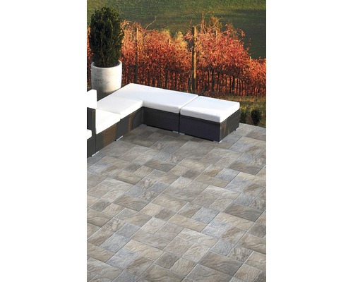 Terrasse avec des dalles en pierre et des meubles de salon à l''extérieur.