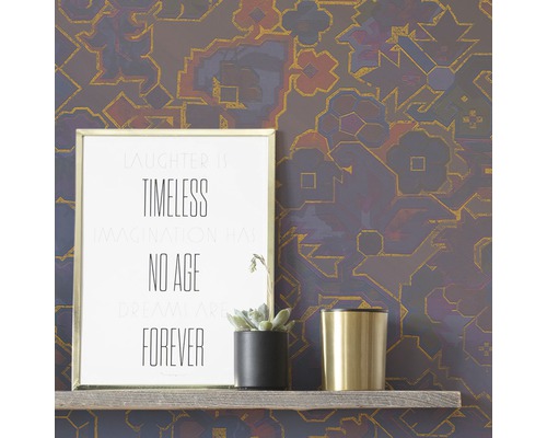 Gemusterten Tapetenhintergrund mit dekorativer Ablagefläche, gerahmtem Zitat, Sukkulente und Kerzenhalter