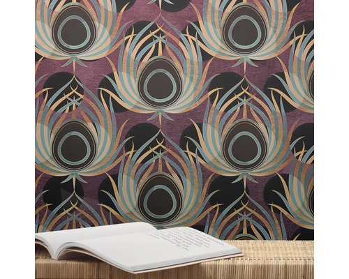 Tapete mit Pfauenfeder Design auf einer Wand