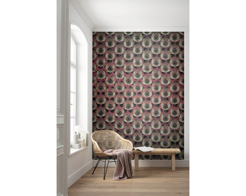 Raum mit gemusterter Tapete, Rattansessel und Holzbank