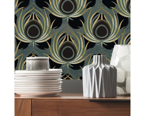 Dekoratives Wohnambiente mit floral gemusterter Tapete im Art-Déco-Stil, Geschirr und Vasen