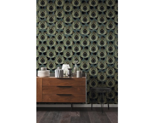 Wohnraum mit Kommode, Dekoration und Tapete mit Federmuster