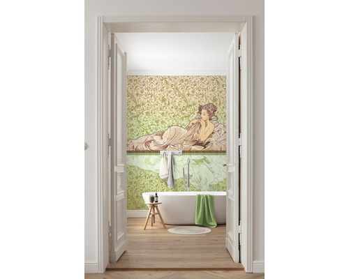Salle de bains avec baignoire, tabouret et papier peint photo de style Art nouveau