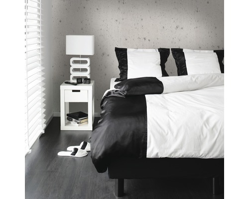 Chambre avec literie, table de chevet et lampe