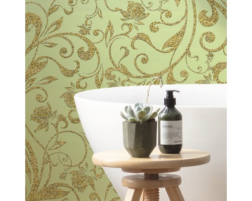 Décoration murale décorative avec motif de papier peint floral, baignoire et accessoires de salle de bain sur un tabouret