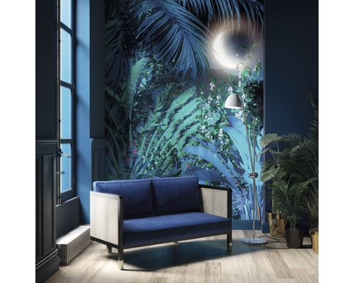 Salon avec canapé bleu, lampadaire et papier peint à motif jungle