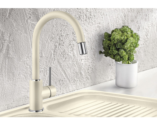 Robinet de cuisine avec bec haut et mitigeur monocommande sur un évier.