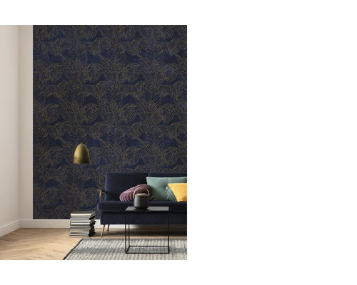 Wohnzimmer mit gemusterter Tapete, Sofa und Dekorationen