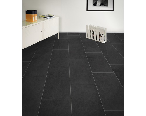 Vue d''une pièce avec des carreaux de sol sombres