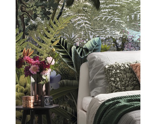 Schlafzimmer mit Dschungeltapete, Nachttisch und Bett