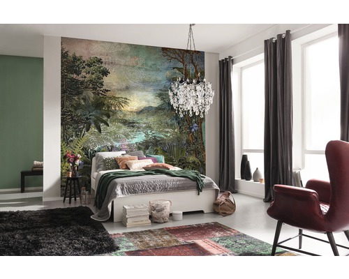 Schlafzimmer mit Fototapete Dschungel, Bett, Sessel und Vorhängen