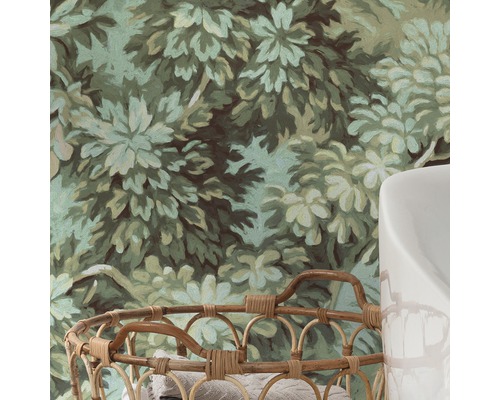 Papier peint à motif végétal, panier à linge et lavabo