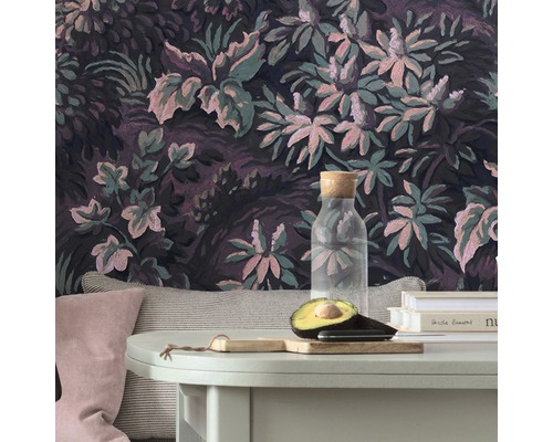 Scène avec papier peint à fleurs, table avec boisson, avocat et coussins