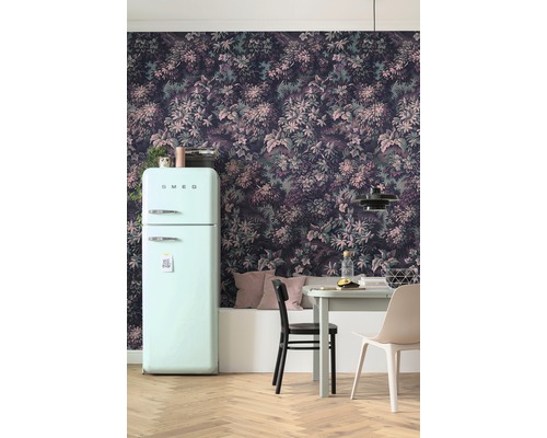 Vue d''une pièce avec papier peint floral, table à manger et réfrigérateur