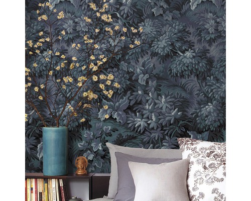 Papier peint à motif floral dans une chambre avec un vase bleu