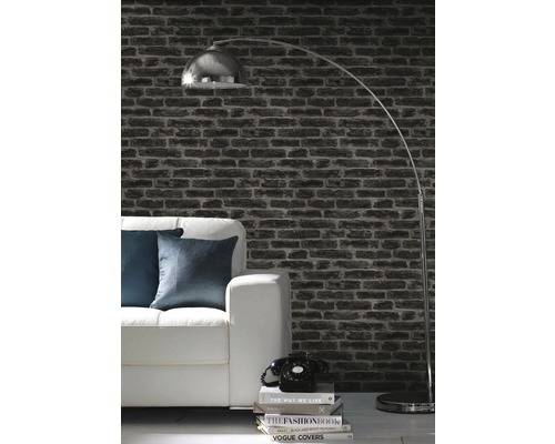 Salon avec papier peint en briques, lampadaire arqué et canapé blanc