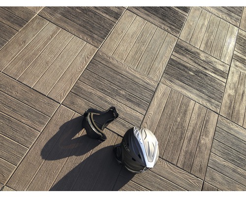 Carrelage de sol aspect bois et casque de ski