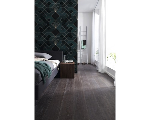 Chambre avec papier peint de style Art déco, lit et plancher en bois