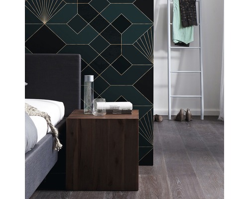 Chambre à coucher avec lit, table de chevet et papier peint géométrique