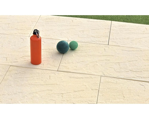 Terrassenplatten mit Wasserflasche und Bällen