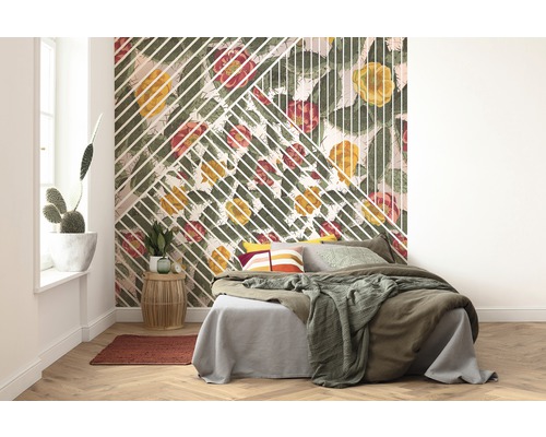 Chambre avec papier peint à motifs, lit et table d''appoint