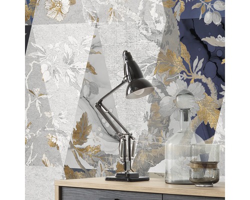 Mur décoratif à motifs floraux, lampe de bureau et bouteille en verre pour la décoration intérieure