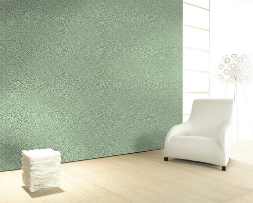 Scène de pièce lumineuse et conviviale avec papier peint textile, fauteuil et lampe