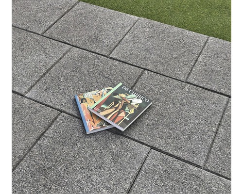 Dalles de terrasse grises avec deux livres d''art