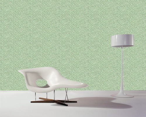 Aménagement intérieur avec papier peint à structure verte, fauteuil et lampadaire