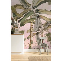 Vue d''une pièce avec papier peint à motifs floraux, comptoir de cuisine et chaise
