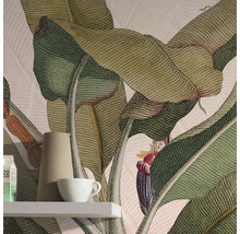Gros plan d''une pièce avec un papier peint à motif de feuilles de bananier, une étagère, un pichet et une tasse